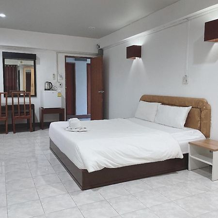 โรงแรมวินบางนา Win Bangna Hotel Banguecoque Exterior foto