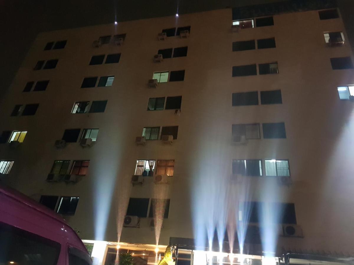 โรงแรมวินบางนา Win Bangna Hotel Banguecoque Exterior foto