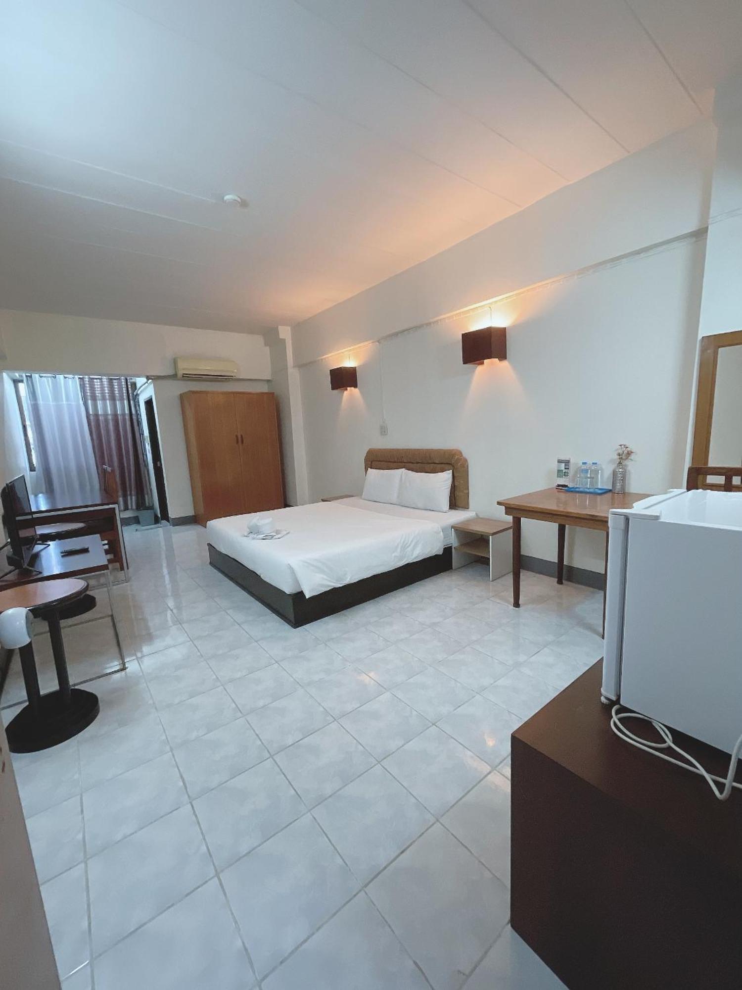 โรงแรมวินบางนา Win Bangna Hotel Banguecoque Exterior foto